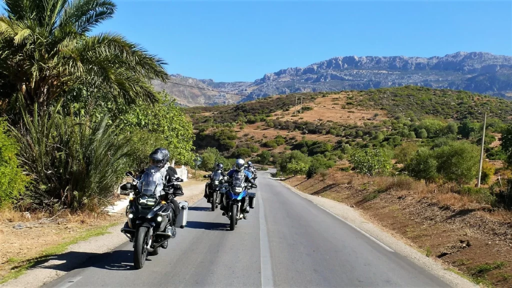 Typische Straße auf Marokko Motorradtour